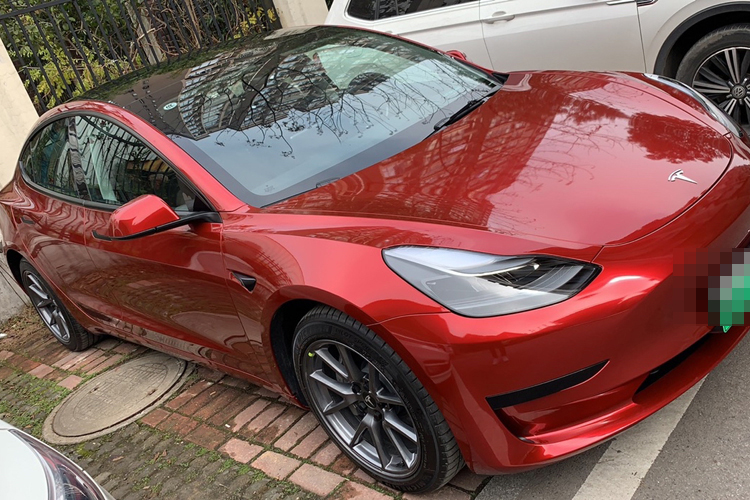 特斯拉model3  魂动红