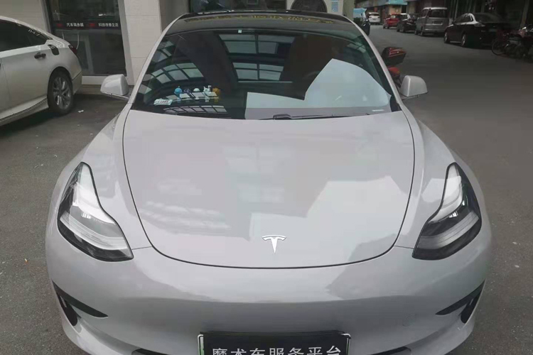 特斯拉  白色