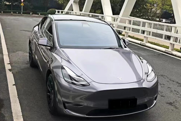 特斯拉Model Y  超亮金属深邃灰