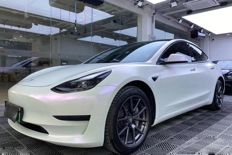 特斯拉Model3  陶瓷白魅紫
