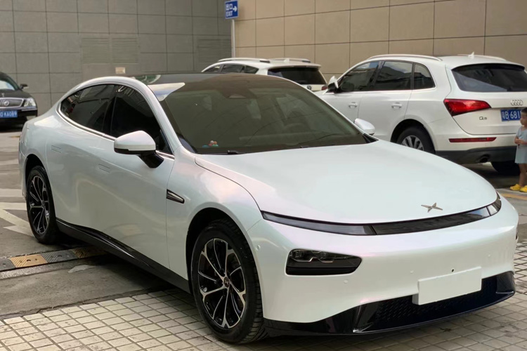 小鹏P7  钻石白魅粉