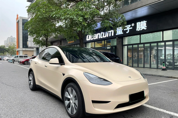 特斯拉Model Y  消光卡其米兰